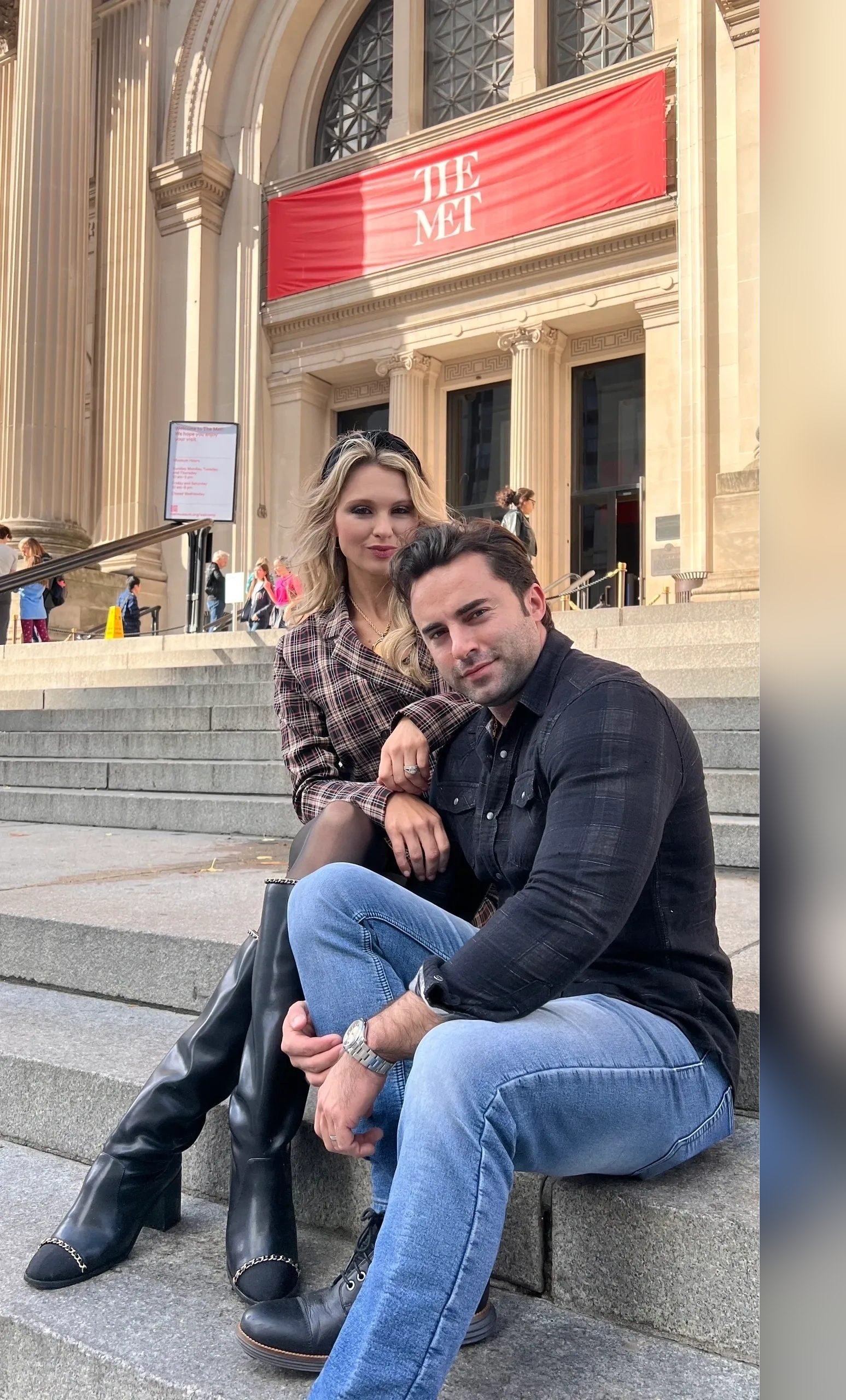 Couple sitting on the Met steps on Fifth Avenue during a Gossip Girl tour in New York City